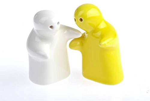 2x Salz- und Pfefferstreuer Pärchen, Umarmende, Liebende, Geister, Gespenster, die wohl süßesten Salzstreuer schöne Handarbeit, bestehend aus 2x Pärchen Salzstreuer Pfefferstreuer (Gelb)