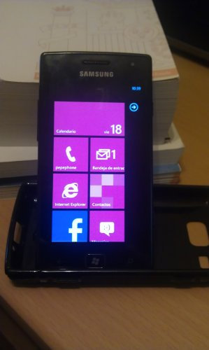 Samsung Omnia W i8350 - Smartphone schermo touchscreen da 9,4 cm (3,7 pollici) fotocamera da 5 megapixel, Windows Phone Mango OS, colore: Nero metallizzato