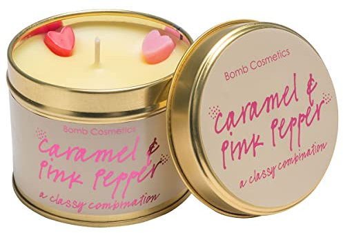 Bomb Cosmetics Duftkerze in Dose, Karamel & Pink Pepper, enthält reinen schwarzen Pfeffer & Sandelholz, ätherische Öle, veganfreundlich, 30–35 Stunden Brenndauer