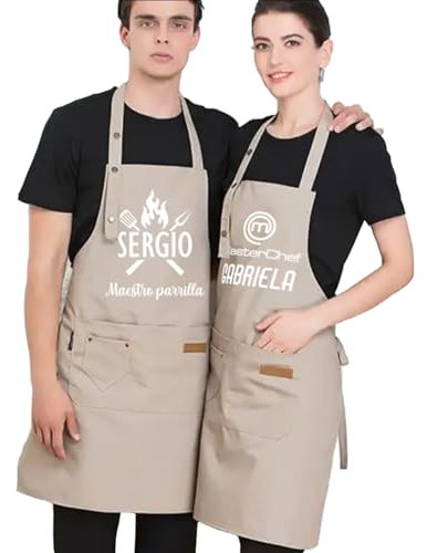 Happenings Delantal Personalizado con Nombre - Master Chef - Regalos de Barbacoa BBQ - Papá Maestro de la Parrilla - Talla Universal - 3 Bolsillos (Beige)