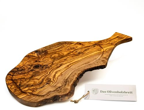 DAS OLIVENHOLZBRETT® Schneidebrett aus Olivenholz mit Saftrille und Griff im Naturschnitt/Steakbrett aus Olivenholz/Servierbrett/Käsebrett rustikal ca. 50-54 cm lang …