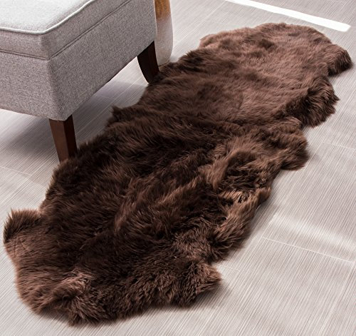 Natürlicher und echter dunkelbrauner Schaffell-Teppich, echtes flauschiges Doppelfell, 60 x 180 cm, für Schlafzimmer und Wohnzimmer, weicher und gemütlicher Schafsfell-Überwurf