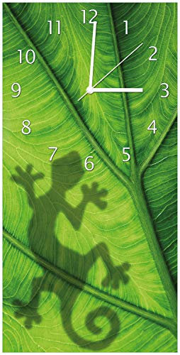 Wallario Design-Wanduhr, Acrylglasuhr Größe 30 x 60 cm, weiße Zeiger, Motiv Gecko Schatten auf grünem Blatt - Umriss