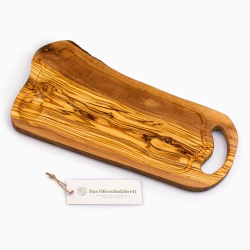 DAS OLIVENHOLZBRETT® Schneidebrett, Servierbrett mit Henkel und Saftrille, Naturform - kann Rinde am Rand haben 45cm