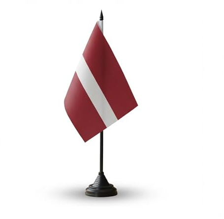 Flaggenfritze Tischflagge Lettland 10 x 15 cm, reißfestes Polyester, farbintensiver Siebdruck, kleine Fahne mit Kunststoff-Sockel