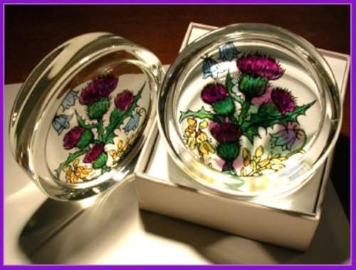 Dekorativer handbemaltes Briefbeschwerer aus Buntglas im schottischen Blumen-Design.