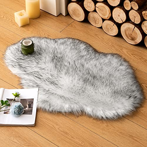 MIULEE Faux Fell Teppich Flauschig Weiche Warm Modern Bodenmatte Sofa Matte Kunstfell Dekofell Unregelmäßig Bettvorleger Wolle Longhair Optik Gemütliches 60x90 cm Weiß-grau