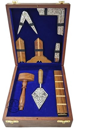 Ensemble d'outils de maçonnerie en bois de qualité supérieure fabriqués à la main avec truelle, marteau, boussole carrée et règle de niveau avec boîte en bois, marteau en bois et truelle en métal