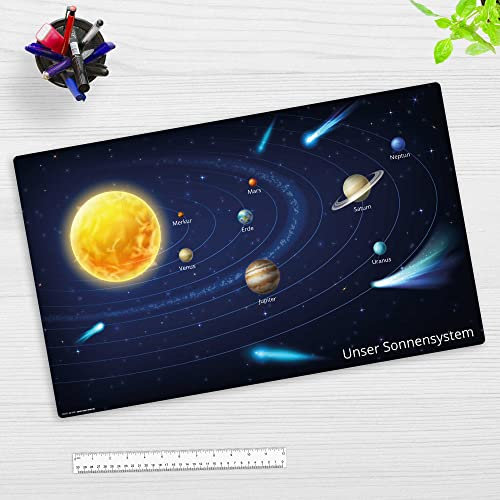 Die Original Schreibtischunterlage für Kinder – “Sonnensystem Weltall“ – aus erstklassigem Vinyl (Kunststoff) – 65 x 40 cm – Rutschfeste Schreibunterlage mit bestem Schutz – Made in Germany