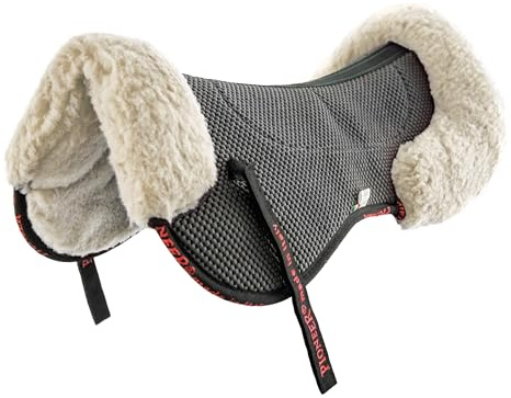 PIONEER Sattelpad für Pferde – Lammfell für Reitsattel aus Merinowolle und Neopren – Stoßdämpfendes Kissen mit Widerristschutz – 59x25 cm