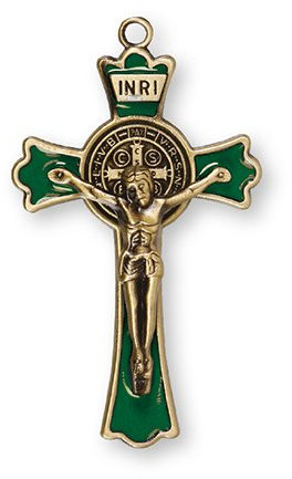 Medaillen-Anhänger St. Benedikt-Kruzifix, gebürstetes Gold, grüne Emaille, 7 cm, mit Verskarte und doppeltem Herz-Zinn-Brosche OL1225GN