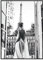 STYLER Gerahmtes Bild Paris Balcony 50 x 70 cm I Frau mit Blick auf Eiffelturm Schwarz-Weiß Fotografie I Wandbild Wohnzimmer Schlafzimmer Büro I Wanddeko Modern Bild mit schwarzem Rahmen