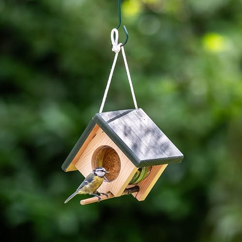 CJ Wildlife Erdnussbutterhaus – Vogelhaus zum Aufhängen – Holz FSC® Braun/Grün – Für kleine Vögel – Gewichtsabhängiges Sitzstangensystem – Ganzjährig