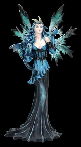 Figuren Shop GmbH Feenfigur – Eisdrachen-Fee Azuria – handbemalte Fantasy-Deko (27 cm) – Tales of Aurelion Collection – Geschenkidee für Winter- & Elfensammler