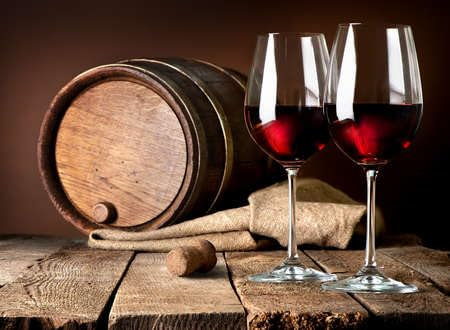 Tableau en bois 60 x 40 cm : tonneau et verres à vin avec vin rouge sur une table en bois (39876871)