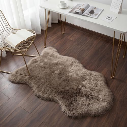 JXLOULAN Faux Lammfell Schaffell Fell Teppich Grau Braun 40x60 cm, Flauschiger Teppich Wohnzimmer Deko Longhair Weicher für Stühle Sofa Schlafzimmer Kinderzimmer