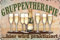 Wetterfestes 14 x 20 cm Blechschild – für Prosecco, Sekt Liebhaber und Genießer – lustiger Spruch – „Gruppentherapie, hier wird praktiziert!“