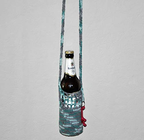 Sibylles Geschenkeartikel 1 gehäkelter Bierflaschenhalter mit Öffner - Für kleine Wanderungen zum Männertag um die Hände frei haben!