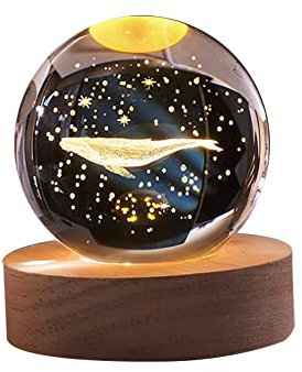 3D Kristallkugel Nachtlicht, 6cm Mond Glaskugel Nachtlampe mit Holzsockel USB Schneekugel Deko Wal Saturn Sonnensystem Wiederaufladbares Nachtlicht Geschenke für Kinder Männer Frauen