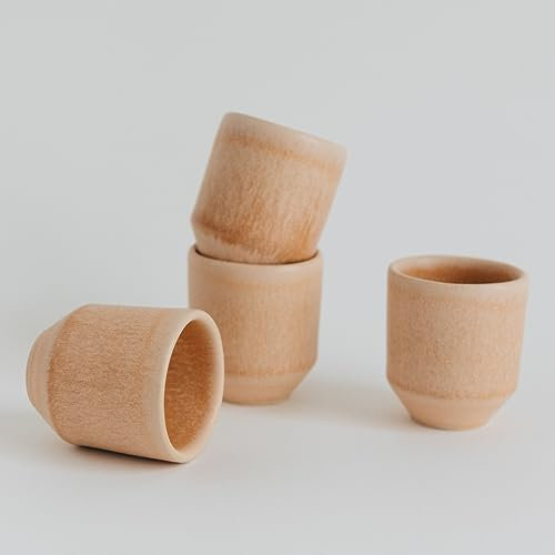 NAKOA Keramik Espresso Tassen 4er Set | Handgefertigtes Steingut | Hochwertige Espressobecher ohne Henkel | Tassen Set | Moderne Espressotassen | Spülmaschinenfest | Kleine Becher 70ml | Sunny Peach