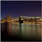 Wallario Glasbild New York Skyline - Brooklyn Bridge und Manhattan am Abend - 30 x 30 cm Wandbilder Glas in Premium-Qualität: Brillante Farben, freischwebende Optik