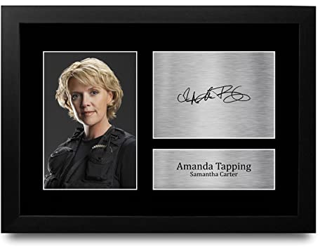 HWC Trading FR A4 Amanda Tapping Stargate SG-1 Geschenke Gedrucktes Signiertes Autogramm Foto für Fans von Fernsehshows - A4 Framed