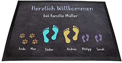 Tierisch-tolle Geschenke Personalisierte Fussmatte „Herzlich Willkommen“ mit bis zu 7 Wunschnamen für Familie, Kind(er) und Hund(e) mit Fuß- und Pfotenabdrücken (Paar mit 2 Kindern und 2 Haustieren)