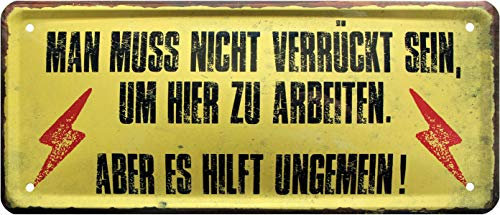 WOGEKA ART Retro Blechschild - Man muss nicht verrückt sein, um hier zu arbeiten - witziger Spruch Geschenk-Idee Geburtstag Weihnachten Deko 28x12 cm Vintage-Design Metall 1309
