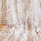 GORGECRAFT 300x150 cm Weißer Chantilly-Spitzenstoff Französische Wimpernspitze Blumenstickerei Vintage-Nylon Gewellte Kante Spitzenbesatz Band Blume DIY-Kleidung Nähapplikation Hochzeitskleidern