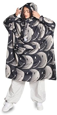 Rainkiss – Regenponcho für Erwachsene – Wasserdicht – PFAS-frei – Einheitsgröße – Black – 100% recyceltes Polyester – Design: Half Moon x Smiley