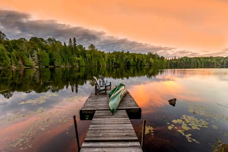 Holz-Bild 50 x 30 cm: Grünes Kanu und Stühle auf einem Dock neben einem See bei Sonnenuntergang - Haliburton Highlands, Ontario, Kanada(48569558)
