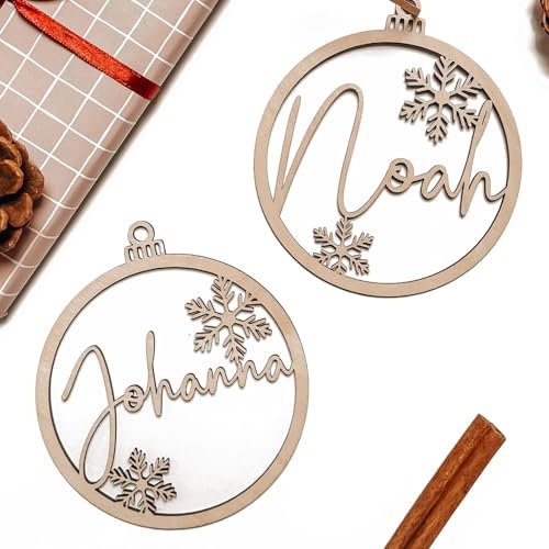 Weihnachtskugel personalisiert mit Name aus Holz als Geschenk zu Weihnachten Christbaumkugel Anhänger als Weihnachtsschmuck Deko Geschenkanhänger