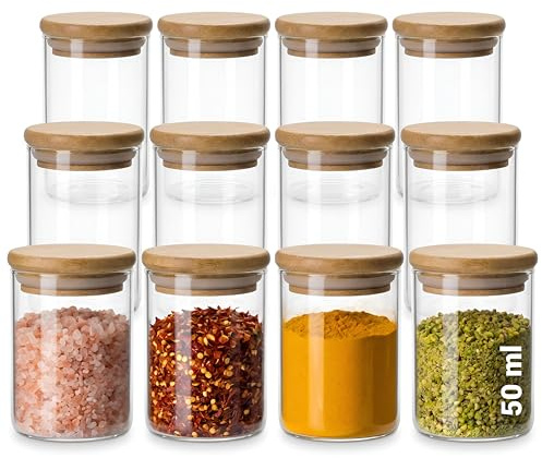 gouveo 12er Set Glasbehälter 50 ml (0,05 l) Glasbehälter 50 ml rund mit Holzdeckel braun, kleine Vorratsgläser aus Borosilikatglas für Gewürze, Kräuter, Kleinteile (BGR050BAM)