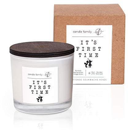 Candle Family It's First Time Sojawachs Kerzen | Plumeria, Veilchen & Orangenblüten | Kerze im Glas mit edlen Holzdeckel und entspannenden Duft | 30 Stunden Brenndauer
