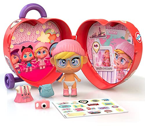 Trotties - Trolley Mini Lucy, Kleiner Koffer mit 1 Puppe, Kleidung und Zubehör, 2 Kulissen und Aufkleber, überall aufbewahren und mitnehmen, 4 Modelle, +3 Jahre, Famosa (TFT05400)