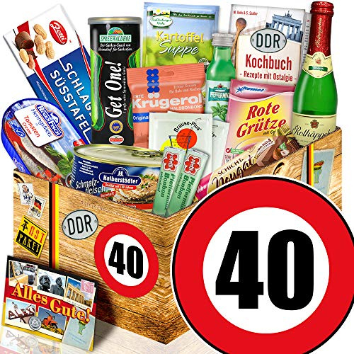 Ostpaket L Geburtstag 40 - DDR Geschenkkorb mit Buch & Spezialitäten | Präsentkorb mit 13 Ostprodukten, DDR Kochbuch, Rotkäppchen Sekt, Spreewaldgurke & Süßigkeiten in Geschenkverpackung