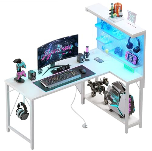 Xyphren 120 * 80cm L-förmiger Table Gaming avec Panneau Perforé et Étagères, Bureau d'angle avec Prise, Réversible Bureau avec 3 Détachables Étagères pour Domicile et Chambre, Blanc