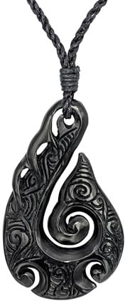 81stgeneration Handgeschnitzter Großer HEI Matau-anhänger aus Horn mit Gravur | Surfer-Accessoire für Herren | Handgemachte Maori Fischhaken Halskette | Stammes-ozeanwellen-amulett
