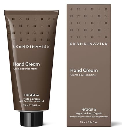 Skandinavisk HYGGE 'Gemütlichkeit' organic Handcreme. Duftnoten: Schwarzer Tee und Minzeblätter, getrocknete Äpfel und ein Hauch von gebackenem Zimt, Vegane Formel, 75 ml