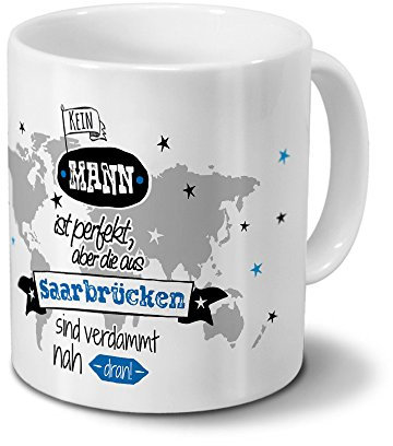 printplanet Tasse mit Namen Saarbrücken - Motiv Kein Mann ist Perfekt, Aber... - Namenstasse, Kaffeebecher, Mug, Becher, Kaffeetasse - Farbe Weiß