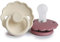 FRIGG Daisy Silikon Schnuller | Schnuller 2 Packung | Symmetrischer Sauger in Kirschform | BPA-frei | Hergestellt in Dänemark | Silikon Schnuller | (Cream/Dusty Rose, Größe 1 (0-6 Monate))