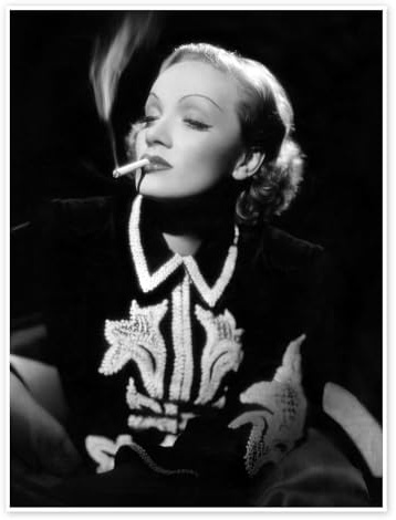 Everett Collection Marlene Dietrich Poster 30 x 40 cm | Old Hollywood Glamour | Schwarz Weiß Porträt der Filmikone mit Zigarette und dramatischem Licht