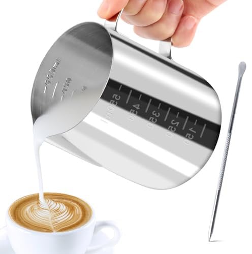 JOPHEK Pot à Lait 304 Acier Inoxydable, Pichet Lait Inox avec Marque de Mesure, Latte Art Pen, Pichet à Lait Gravure Gradué à L'intérieur pour Faire Mousse le Lait, des Capuccinos, des Jus (600ML)