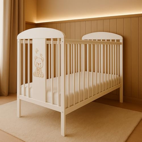 ALAVYA HOME® Tora Babybett 60x120 cm mit Matratze und Lattenrost | Kinderbett Gitterbett 120x60 mit 3 Schlupfsprossen aus massivholz Kiefernholz - Weiß