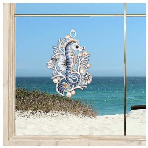 Fensterbild Seepferdchen Vogtländische Spitze maritim - Badezimmer-Deko als gestickter Anhänger mit Muscheln und Korallen - Spitzenbild mit Unterwasser-Motiv Höhe x Breite ca. 16 x 10 cm