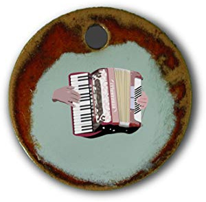 Schöner Keramik-Anhänger „Akkordeon“ in rot marmoriert; Schmuck Kette Kettenanhänger Geschenk Kunsthandwerk Keramik rund Talisman Halskette Aufmerksamkeit Mitbringsel individuell