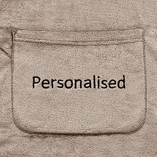 DecoKing Kuscheldecke mit Namen Personalisiert mit Ärmeln Geschenke für Frauen und Männer 150x180 cm Beige Ärmeldecke Microfaser TV Decke Lazy