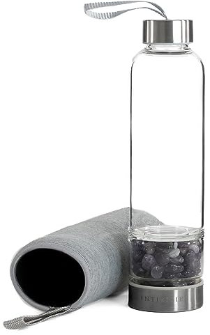 INTIRILIFE Trinkflasche Wasserflasche mit Heilsteinen mit grauer Tasche - Amethyst - 400 ml Füllmenge - Flasche mit Edelsteinen Mineralsteinen