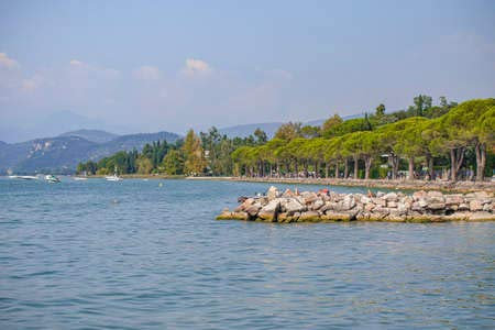 adrium Quadro composito in alluminio 90 x 60 cm: panorama del lago di Garda a Lazise in Italia in estate (155586932)