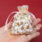 GEBETTER 50 Stück Weihnachten Organzasäckchen 8x10cm mit Weihnachtsmann, Elche, Schneeflocken, Weihnachtsbaum Muster Gastgeschenke Organza Beutel für Neujahr Party Geschenk Deko